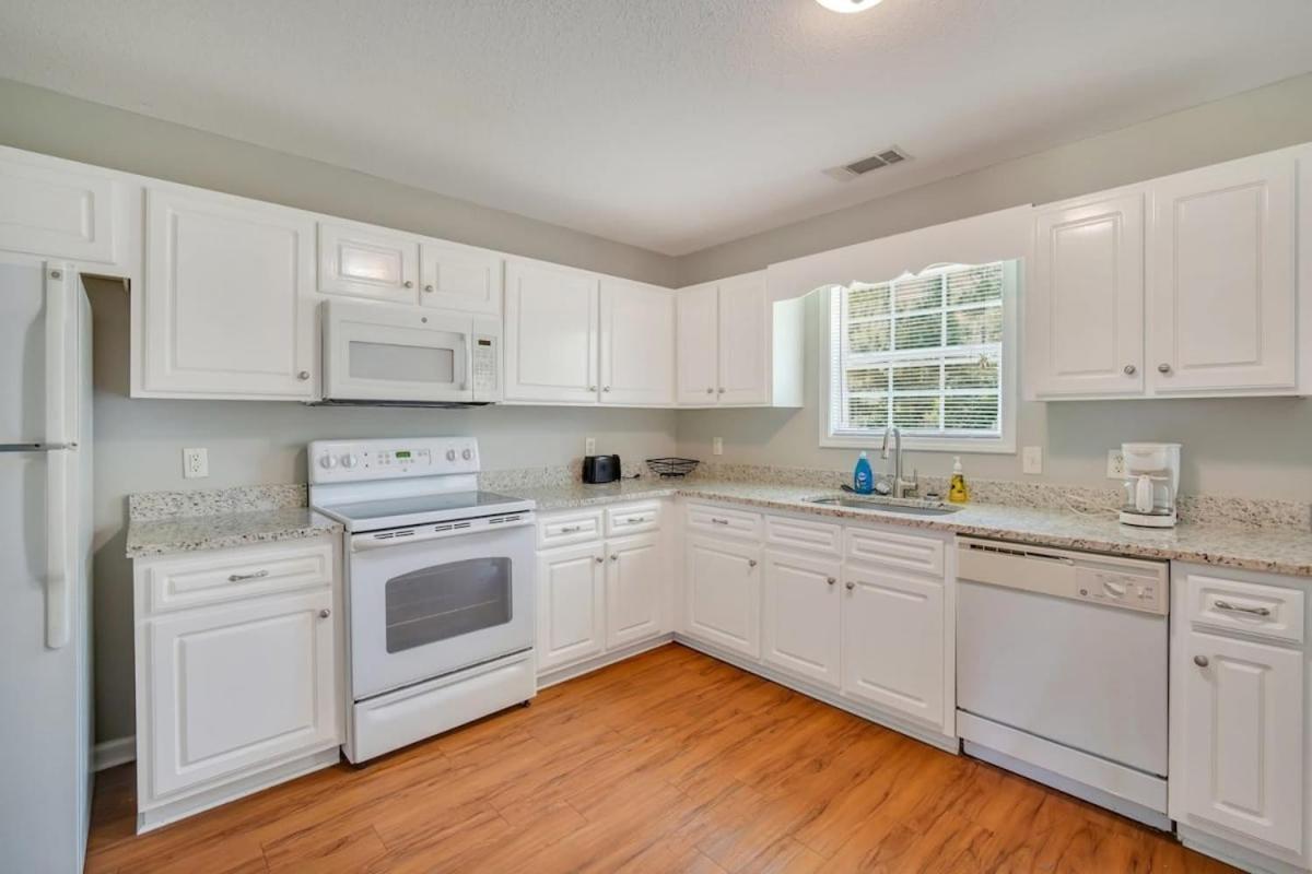 Charming Gray Home- 5 Mins From Gsu! Statesboro Exterior photo