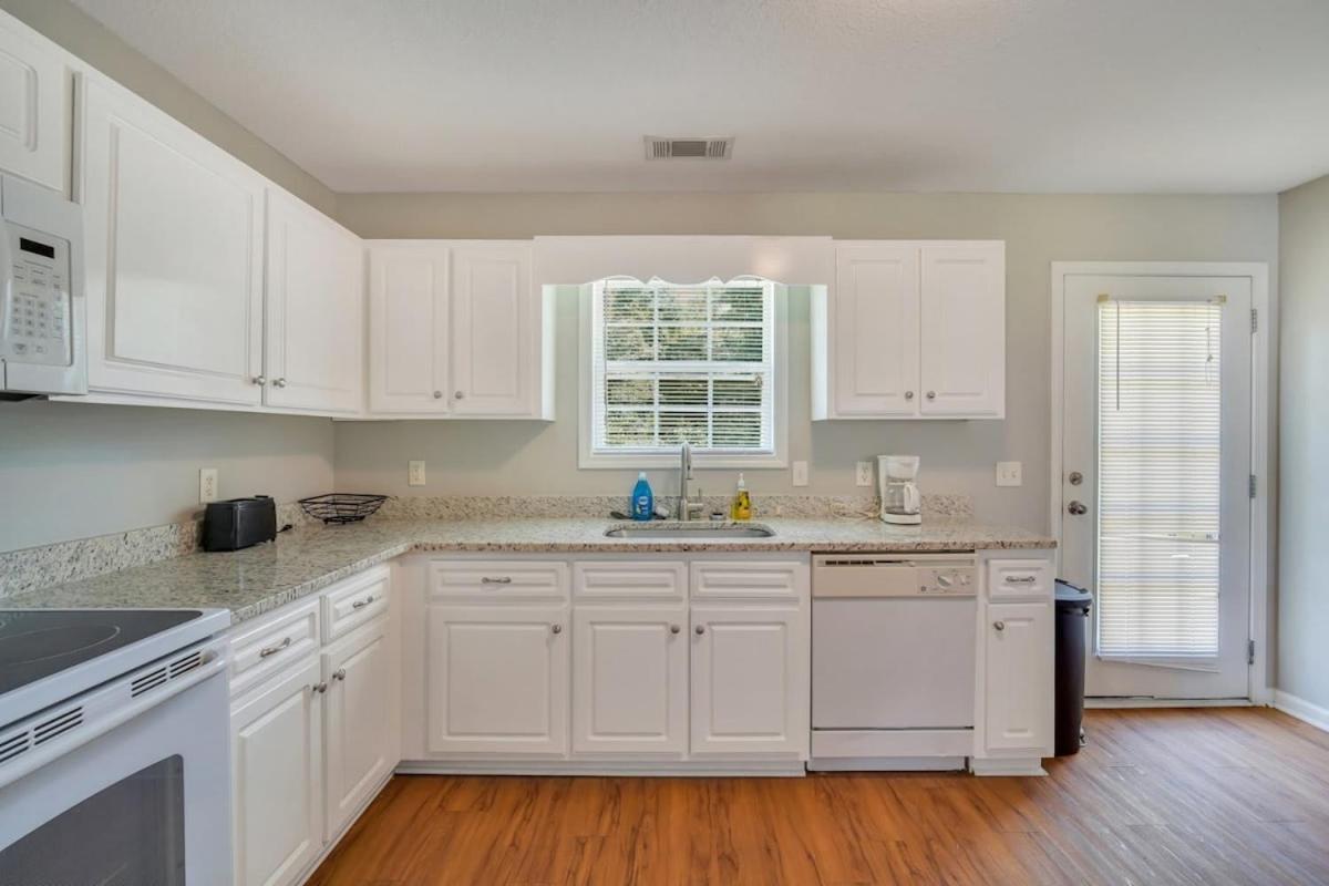 Charming Gray Home- 5 Mins From Gsu! Statesboro Exterior photo